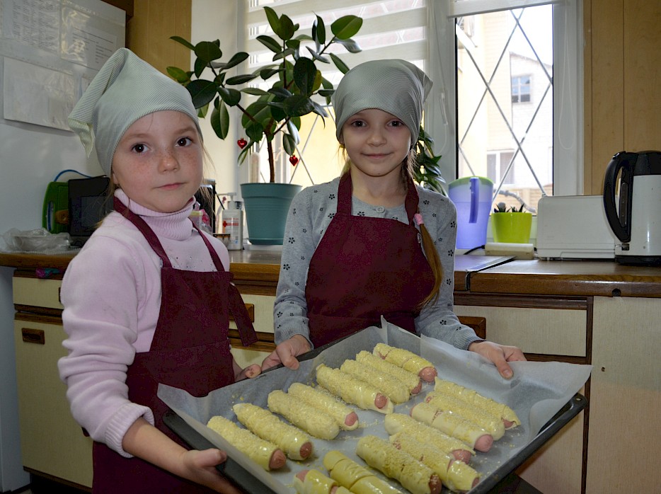 Im **Supergirl Club** lernen unsere jüngeren Mädchen Nützliches für ihr Leben. Begeistert sitzen sie zum ersten Mal hinter einer elektrischen Nähmaschine, halten ein Dampfbügeleisen in ihrer Hand oder kochen eine Suppe, die sie hinterher gemeinsam genießen.